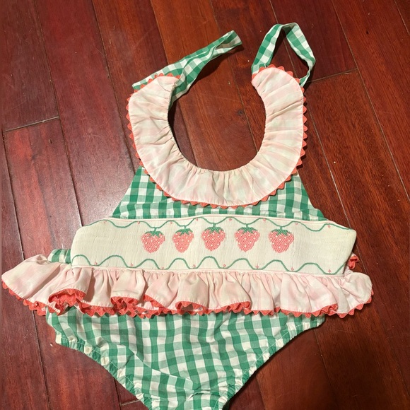 Green Gingham Strawberry smocked sunsuit set size 6 - Picture 6 of 6